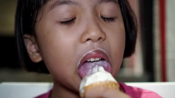 閉じる頭の上の女の子なめるアイスクリーム — ストック動画