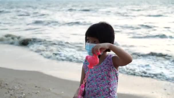 Chinesische Mädchen Spielen Blase Strand — Stockvideo