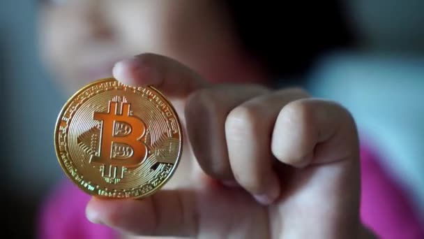 Kislány Kezében Egy Bitcoin Cryptocurrency — Stock videók