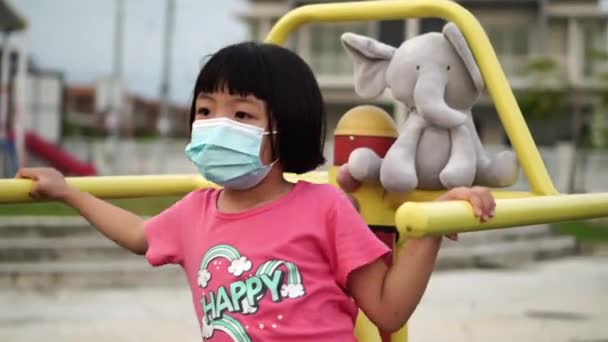 Kleines Mädchen Spielt Fitnesspark Mit Elefanten Plüschtier — Stockvideo