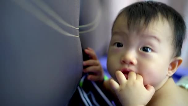 Младенец Положил Палец Рот Постели — стоковое видео