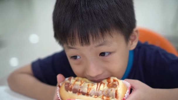 Close Chinese Kid Eat Sausage Cafeteria — Stock Video