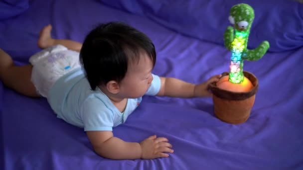 赤ちゃん男の子遊びとともにLed運動サボテンおもちゃ — ストック動画