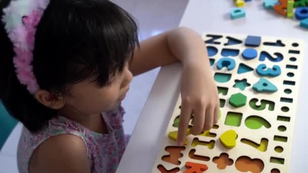 Gelukkig Kind Spelen Houten Blok Alfabet Speelgoed Begrip Kleuteronderwijs — Stockvideo