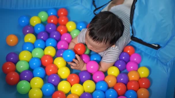 Blick Von Oben Auf Baby Geben Laufstall Spielball Babyhood Home — Stockvideo