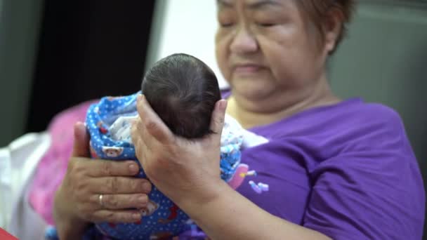 Kinesiska Mormor Hand Krama Nyfödda Barn Familj Kärlek Koncept — Stockvideo