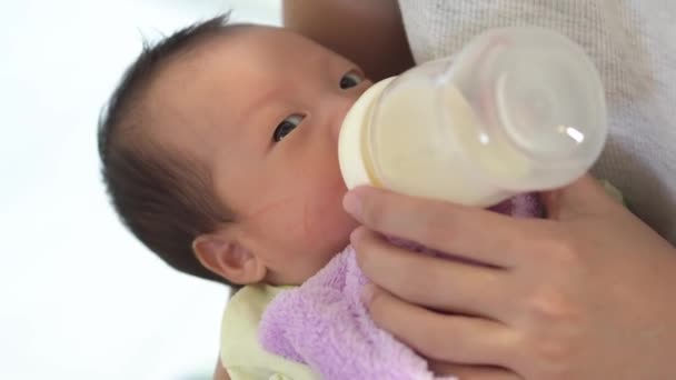 Zamknąć Noworodka Pić Mleko Butelki Dziecko Rodzina Koncepcja — Wideo stockowe