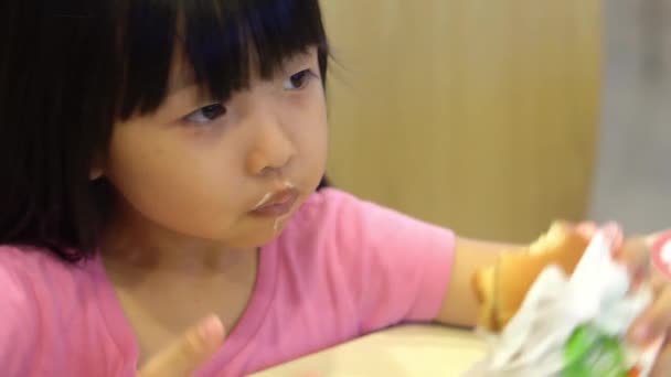 Asiatique Mignonne Fille Manger Burger Cafétéria — Video