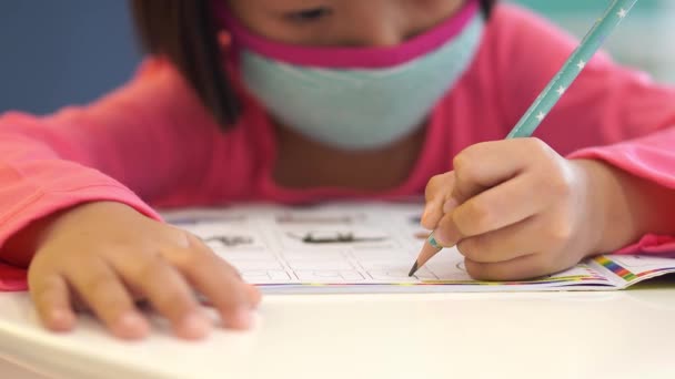 小さな中国人の子供は英語のアルファベットの宿題 — ストック動画