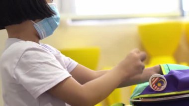 Malezyalı Çinli çocuk oyuncağı okul çantasına koydu. Çocuk yuvası aktivitesi