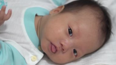 Sevimli küçük bebek. Aç ağzını. Kameraya bak.