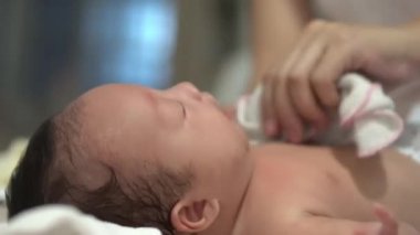 Odaklan anne temiz ağız ve erkek bebek bedeni