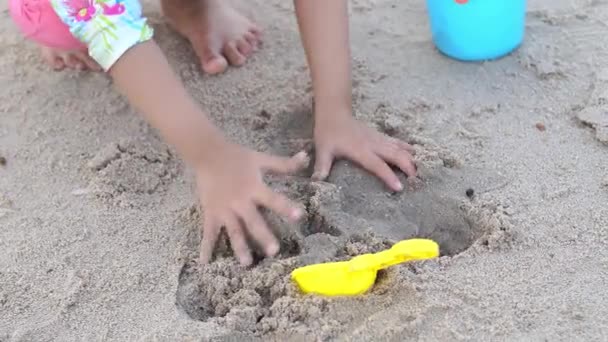 Mały Dzieciak Bawi Się Piaskiem Plaży — Wideo stockowe