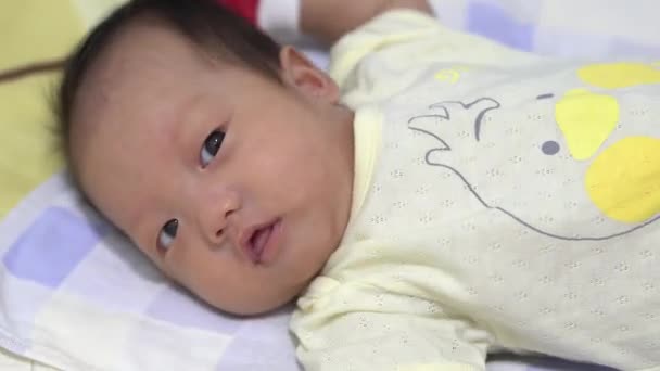 Мила Китайська Новонароджена Дитина Лежала Ліжку Батьківство Сімейна Концепція — стокове відео