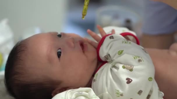 Mãe Alimenta Vitamina Para Menino Prematuro Usando Seringa Maternidade Conceito — Vídeo de Stock