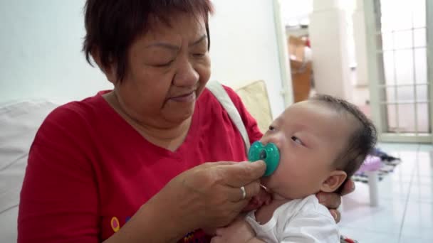 Asean Avó Chinesa Inserir Chupeta Boca Menino Vida Reformada — Vídeo de Stock