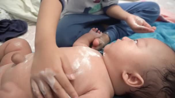 Ultraviyole Görüş Ablası Bebek Vücuduna Talk Pudrası Uygular Aile Çocukluk — Stok video