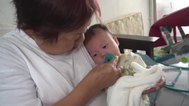 Authentische Großmutter Schenkt Baby Schnuller — Stockvideo