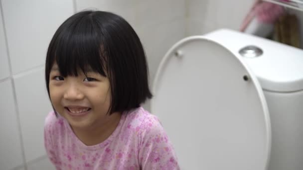 Gadis Cina Yang Duduk Toilet Menderita Sakit Perut Atau Sakit — Stok Video