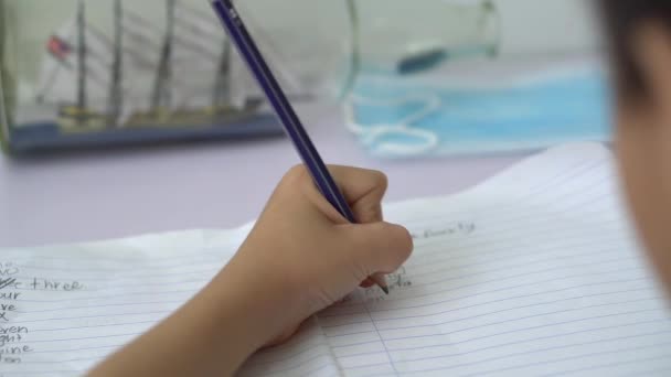 Zamknij Się Dziecko Ręka Napisać Angielski Matematyczne Słowo Książce Maska — Wideo stockowe