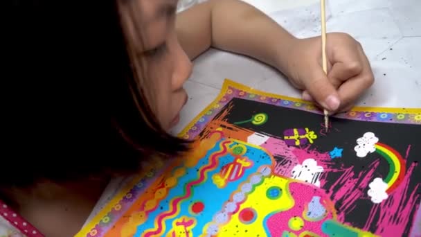 Küçük Kız Kum Kaşıma Sanatı Oynar Masada Aşk Şekli Çizer — Stok video