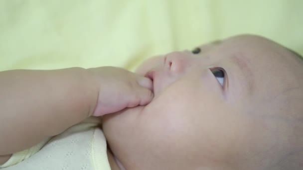 Selektiver Fokus Glatzkopf Baby Kaut Die Hand — Stockvideo