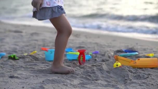 Mała Dziewczynka Gołą Stopą Grać Piasek Plaży Narzędzia — Wideo stockowe