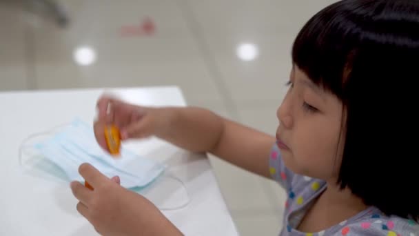 Tutup Gadis Kecil Makan Nugget Dengan Masker Wajah Atas Meja — Stok Video
