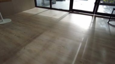 Akşamları güneş ışığıyla binanın içinde yavaşça ilerleyin.