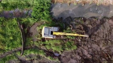 Kazıcı, araziyi kalkınma için temizliyor