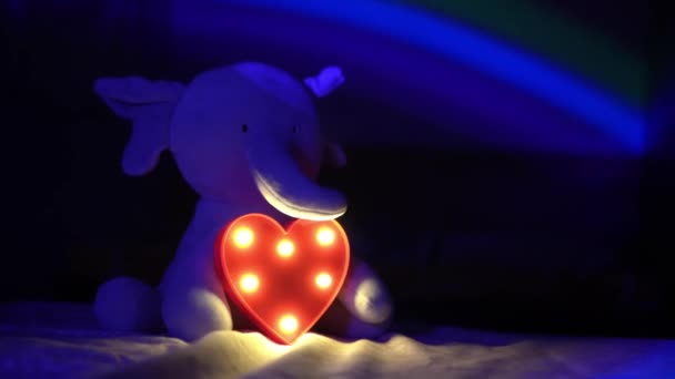 Elefant Plysch Leksak Hålla Kärlek Form Ljus Med Färgglada Regnbåge — Stockvideo