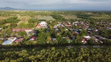 Sungai Chenaam, Penang 'daki Mangrove Ormanı yakınlarındaki Malay Kampung' da hava kayması
