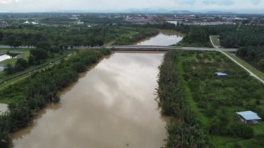 Jalan Transkrian Bukit Panchor yakınlarındaki Sungai Krian üzerinde uçuş