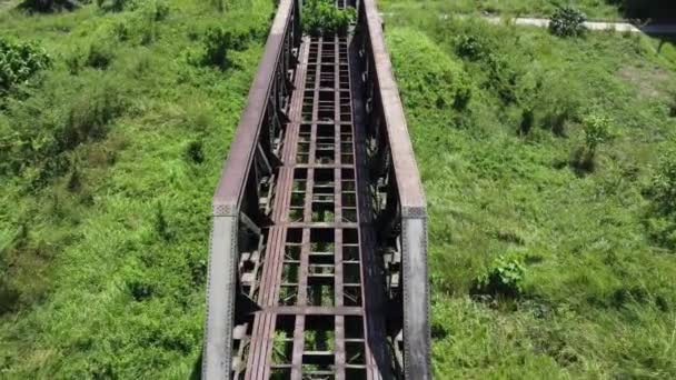 空中ビューダウン世紀の古い固体黒の色錬鉄製の橋を見る — ストック動画