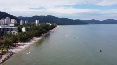 Hava manzaralı jet ski ve denizde tekne sörfü.