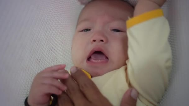Pov Pai Usar Toque Mão Para Conforto Chorando Bebê — Vídeo de Stock