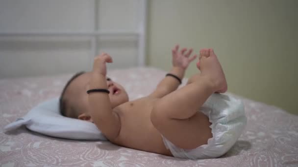 Bambino Attivo Sdraiato Letto Cercare Spostare Mano Gamba Concetto Attività — Video Stock