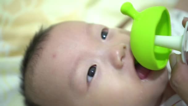 Asijské Dítě Žvýkat Green Teether Toy Hold Father — Stock video