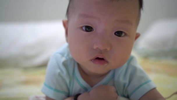 Ein Süßes Baby Lässt Den Sabber Bett Fallen — Stockvideo