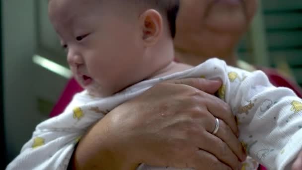 Avó Adora Abraçar Bebé Família Amor Conceito Paternidade — Vídeo de Stock