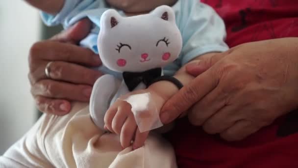 Gips Der Hand Des Babys Nach Der Impfung Verschließen — Stockvideo