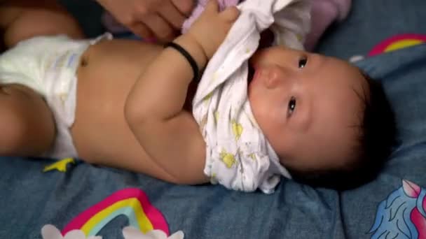 Abla Bebeğin Bezi Giymesine Yardım Aile Ebeveynlik Ilişkisi Kavramı — Stok video