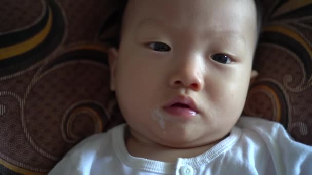 Cara Bebê Com Derramamento Leite Boca Inocente Olhar Para Câmera — Vídeo de Stock