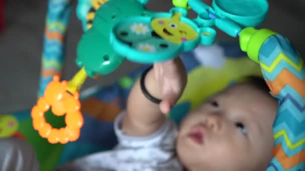 Ein Kleinkind Spielt Rasselspielzeug Krippe Musikspielzeug Zimmer — Stockvideo