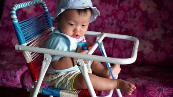 Chato Infantil Sentar Bebê Cadeira Perdido Liberdade — Vídeo de Stock