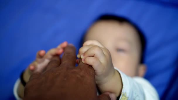 Pai Escuro Mão Tocar Bebê Cama Paternidade Família Conceito Nova — Vídeo de Stock