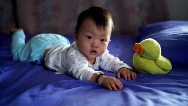 Bebeğim Yataktaki Kameraya Bak — Stok video