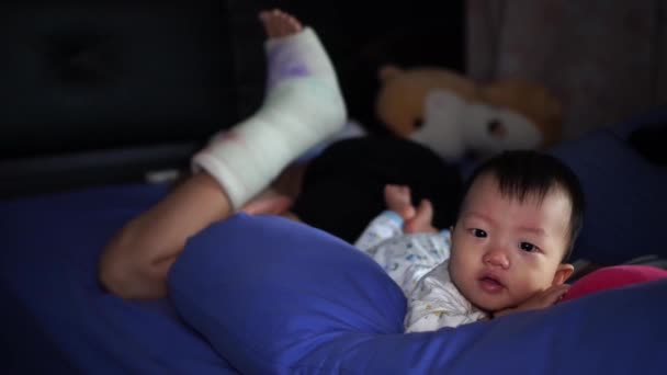 Хлопчик Лежав Ліжку Фон Зламана Нога Гіпсом Матері — стокове відео