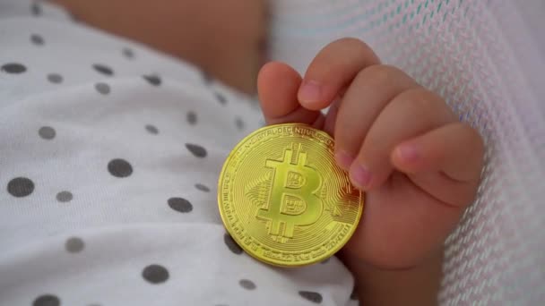 Brilhando Bitcoin Brilhante Mão Bebê Conceito Moeda Digital Descentralizada — Vídeo de Stock