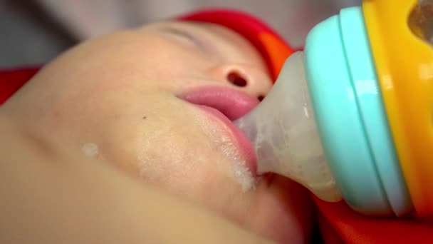 가까이 아이의 지저분 우유를 마신다 — 비디오
